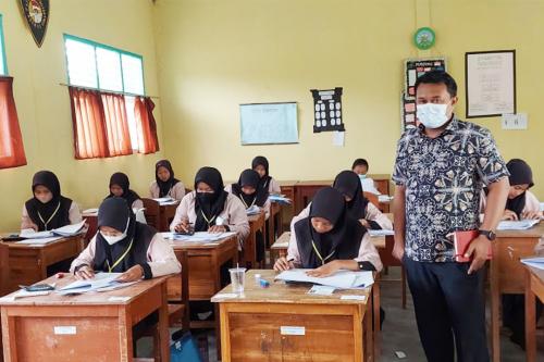 Kunjungan Direktur Bank Fajar ke SMK Transpram